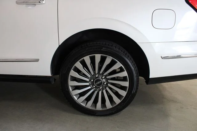 Used 2019 White Lincoln Reserve image 29