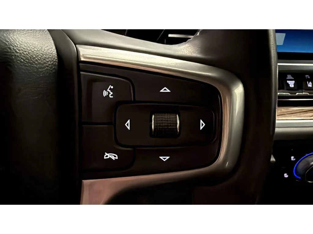 Used 2025 Summit White Chevrolet LT image 21
