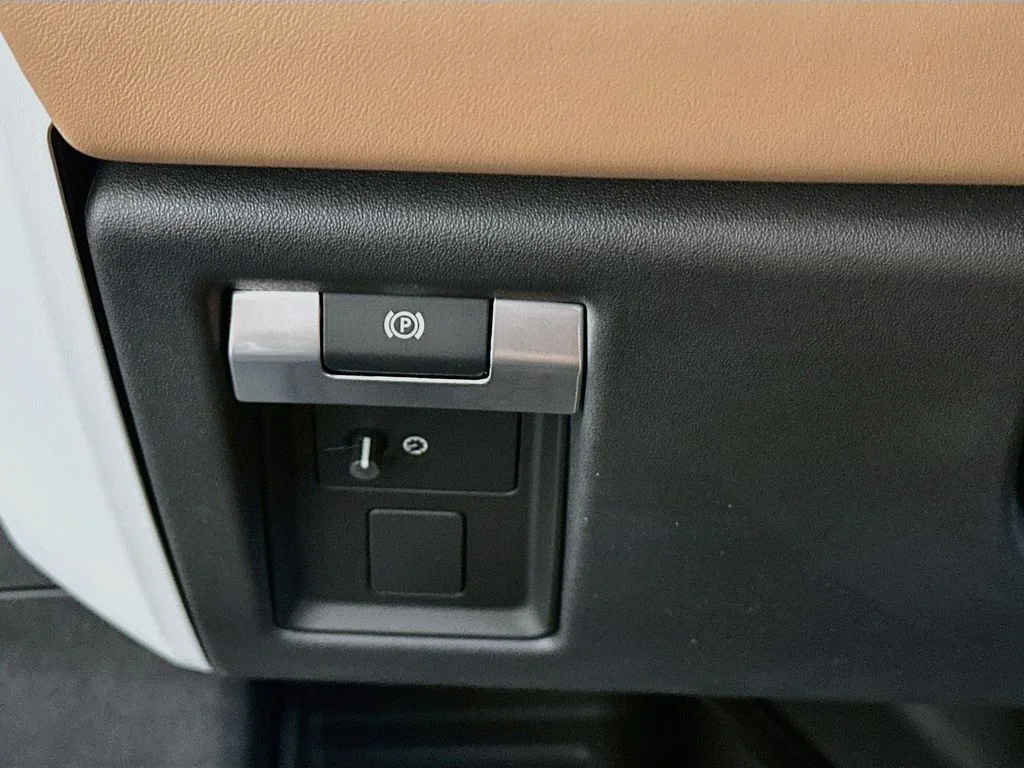 New 2026 Carpathian Gray Premium Metallic Land Rover X-Dynamic SE image 8