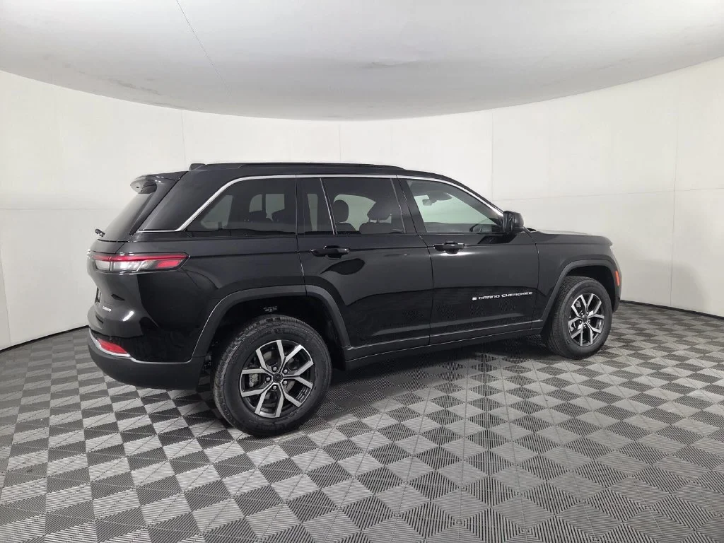 New 2027 High-Gloss Black Paint Jeep Laredo image 5