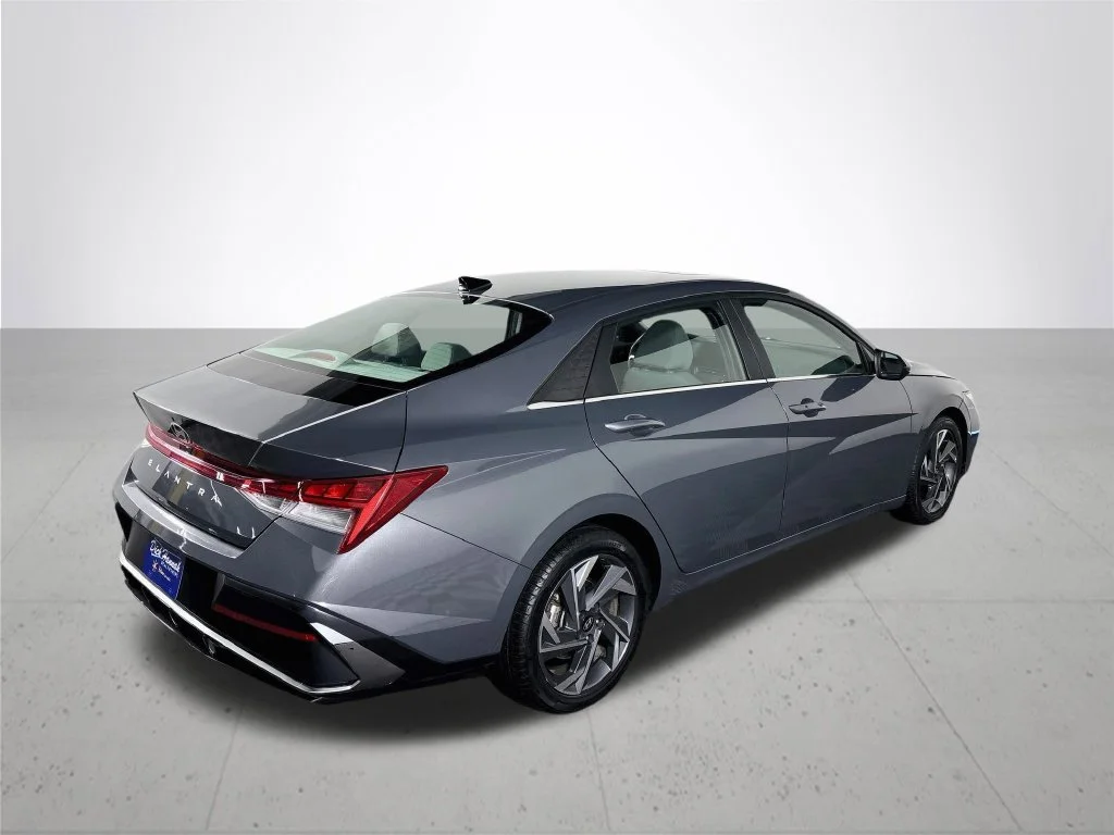 Used 2025 Gray Hyundai SEL Convenience image 6