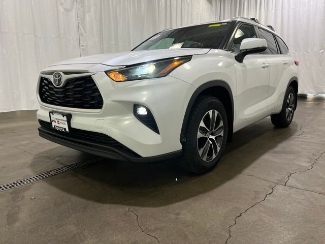 Used 2023 Beige Toyota XLE image 27