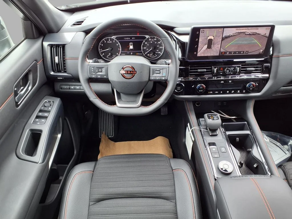 New 2026 Everest White Pearl TriCoat / Super Black Two-tone Nissan Rock Creek® image 4