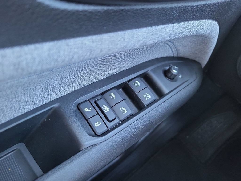 Used 2022 White Jeep Latitude FWD image 28