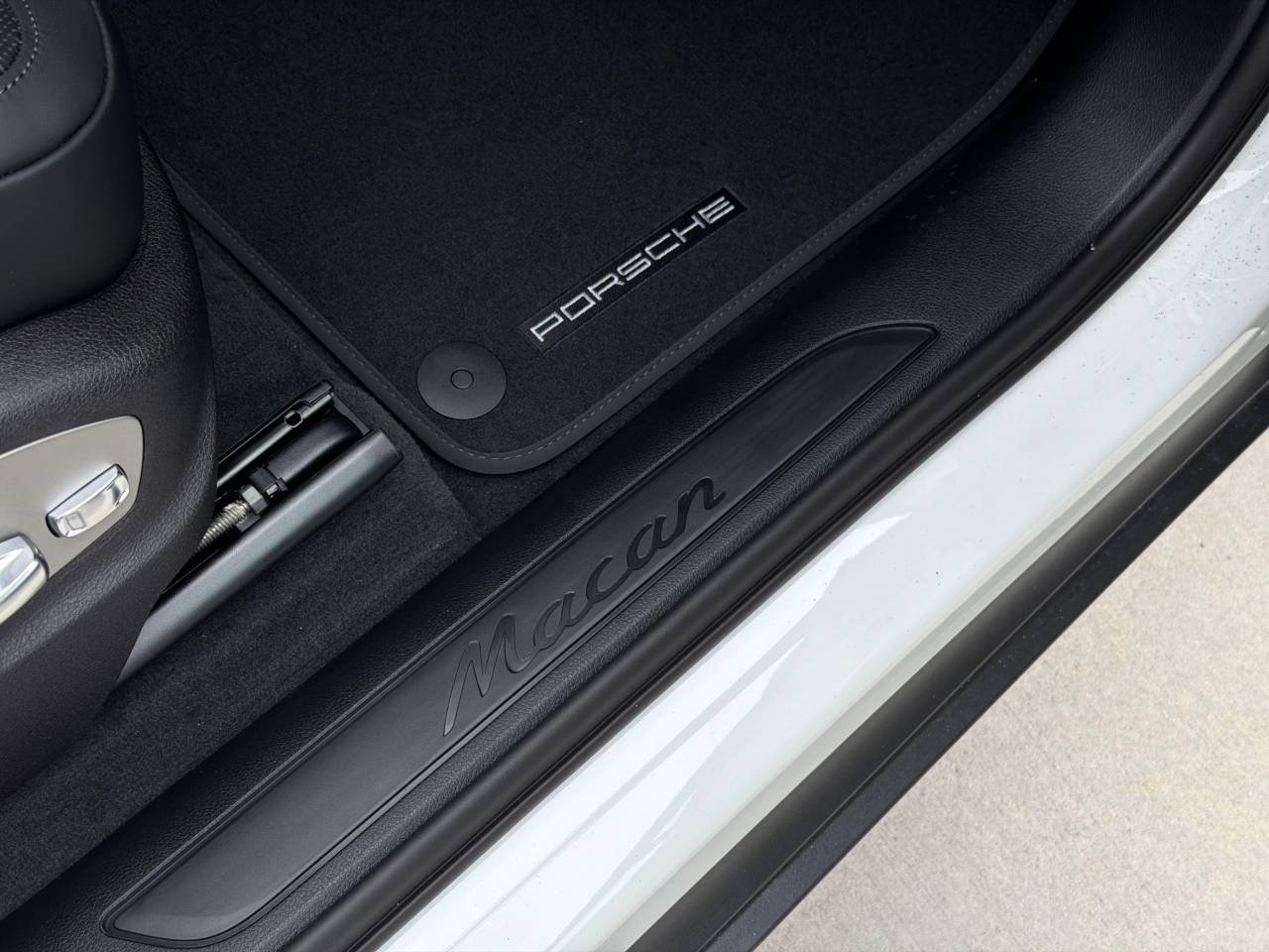 2026 Porsche Macan T - Photo 27