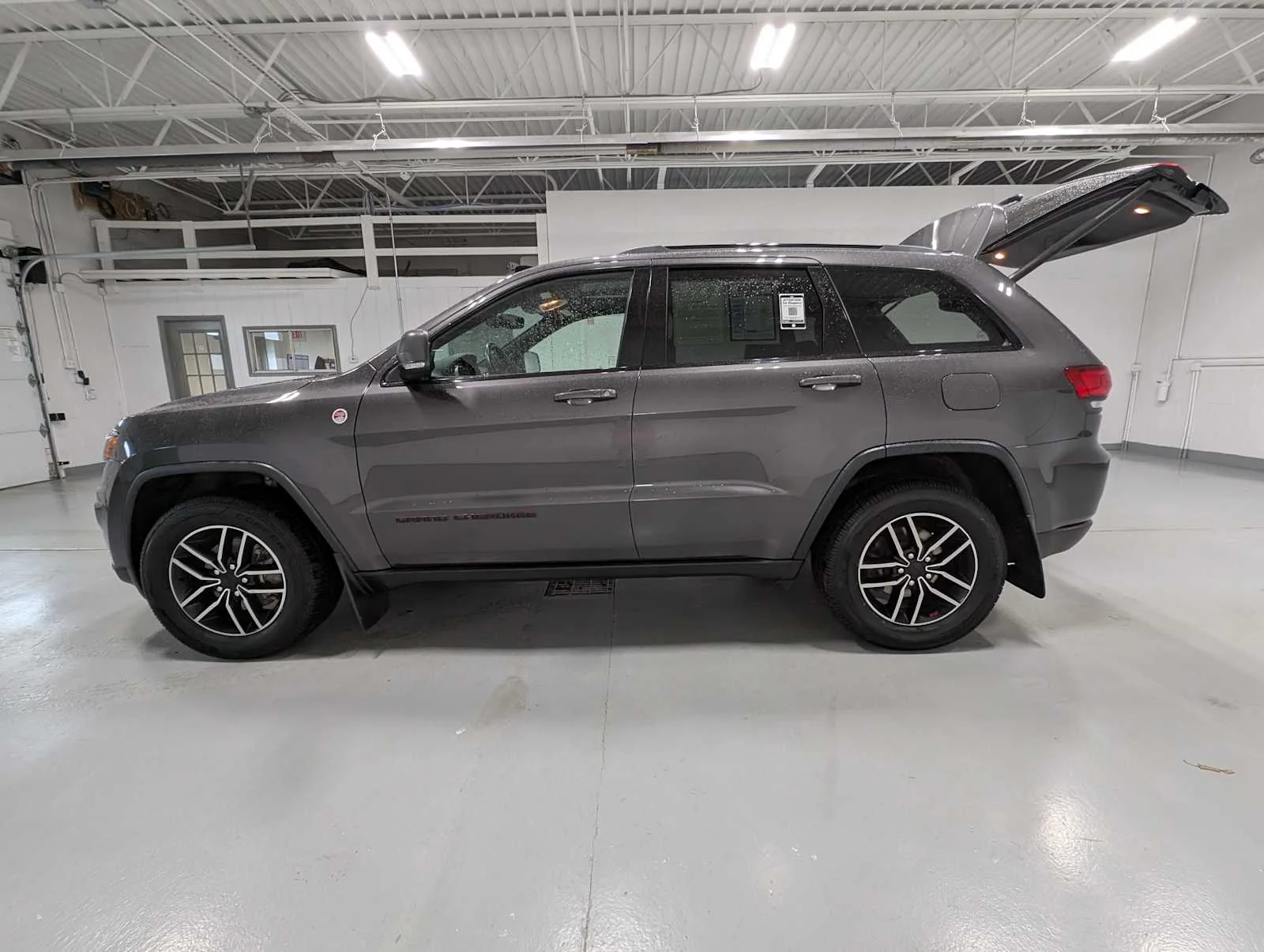 Used 2019 Granite Crystal Metallic Clearcoat Jeep Trailhawk image 12
