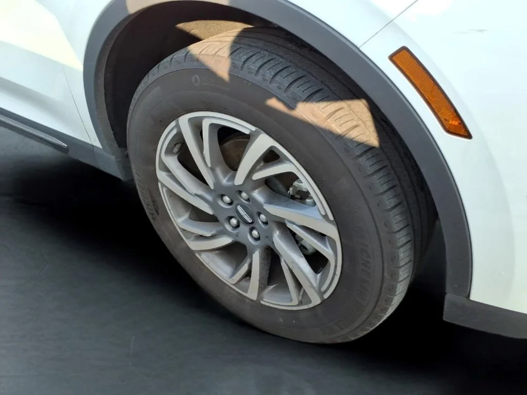 Used 2023 White Lincoln Standard image 12