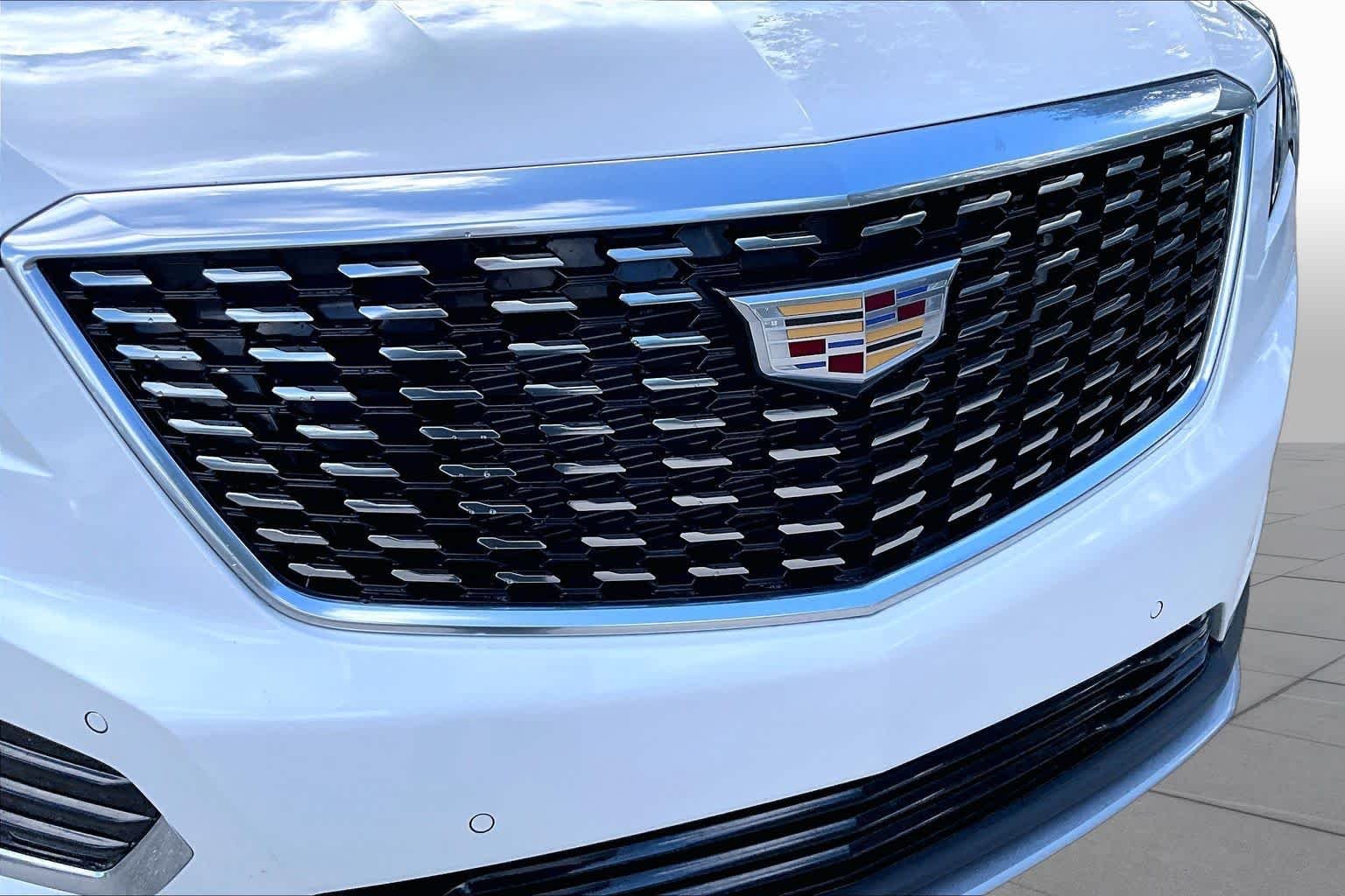Used 2020 Crystal White Tricoat Cadillac Premium Luxury FWD image 30