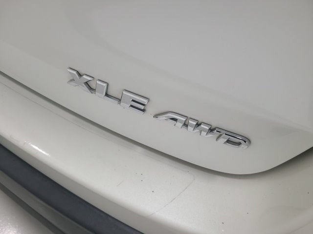 Certified Used 2018 Blizzard Pearl Toyota XLE image 8