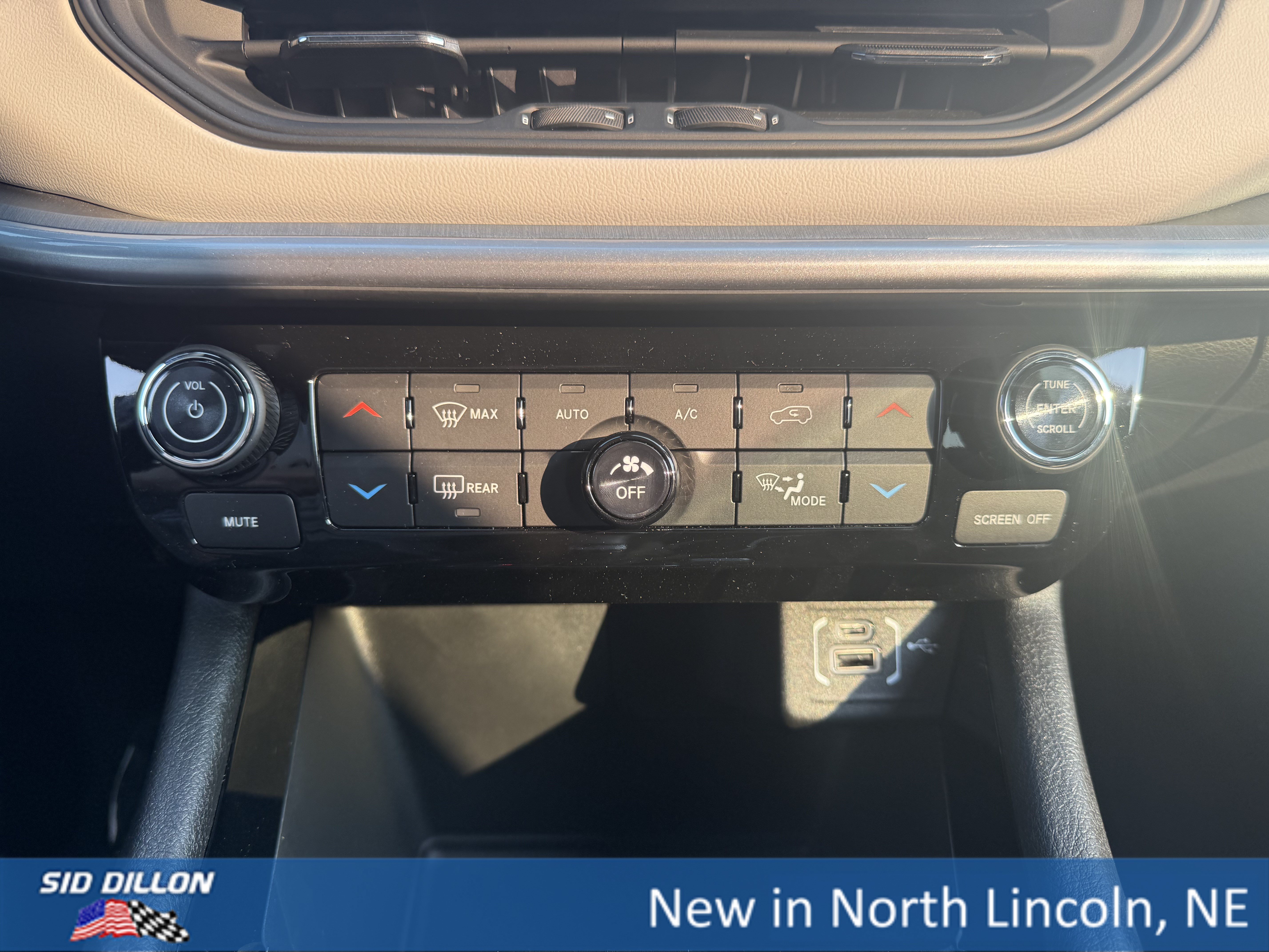 New 2026 Hydro Blue Pearl-Coat Exterior Paint Jeep Limited image 12