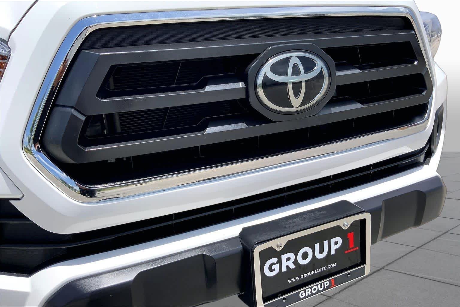 Used 2022 White Toyota SR5 image 29