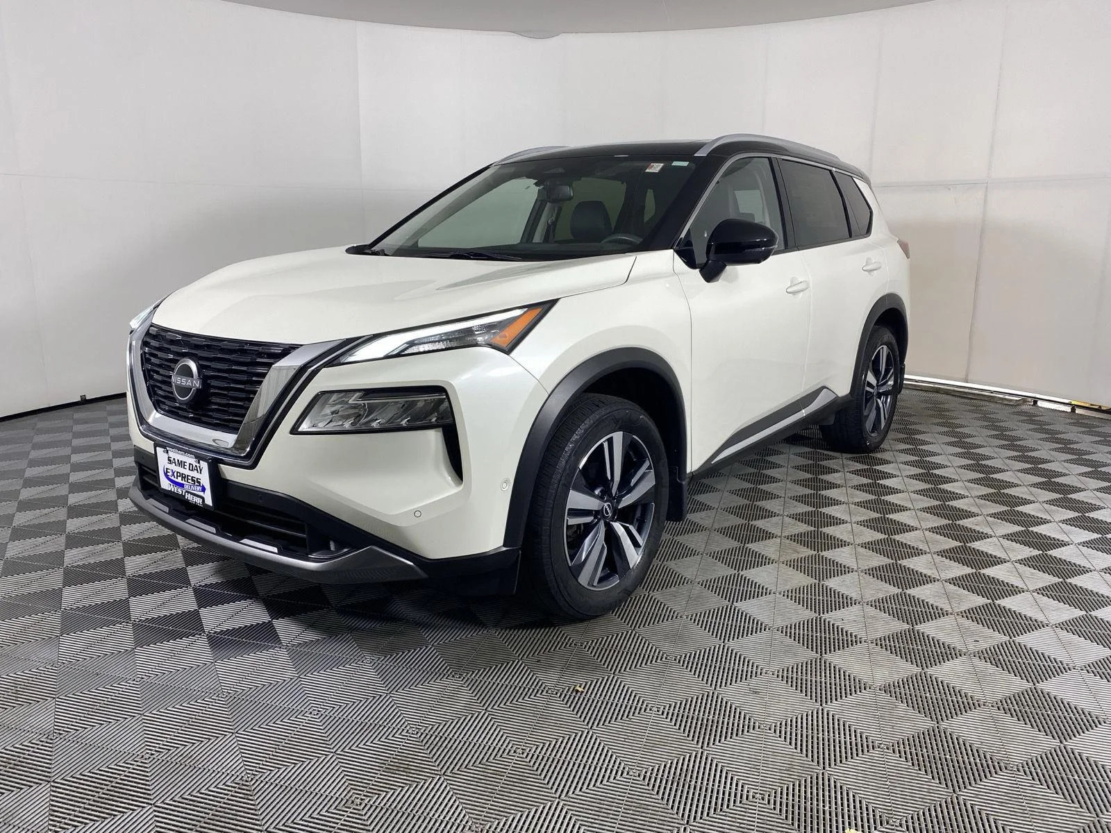 Certified Used 2023 Pearl White Tricoat/Super Black Nissan SL image 3