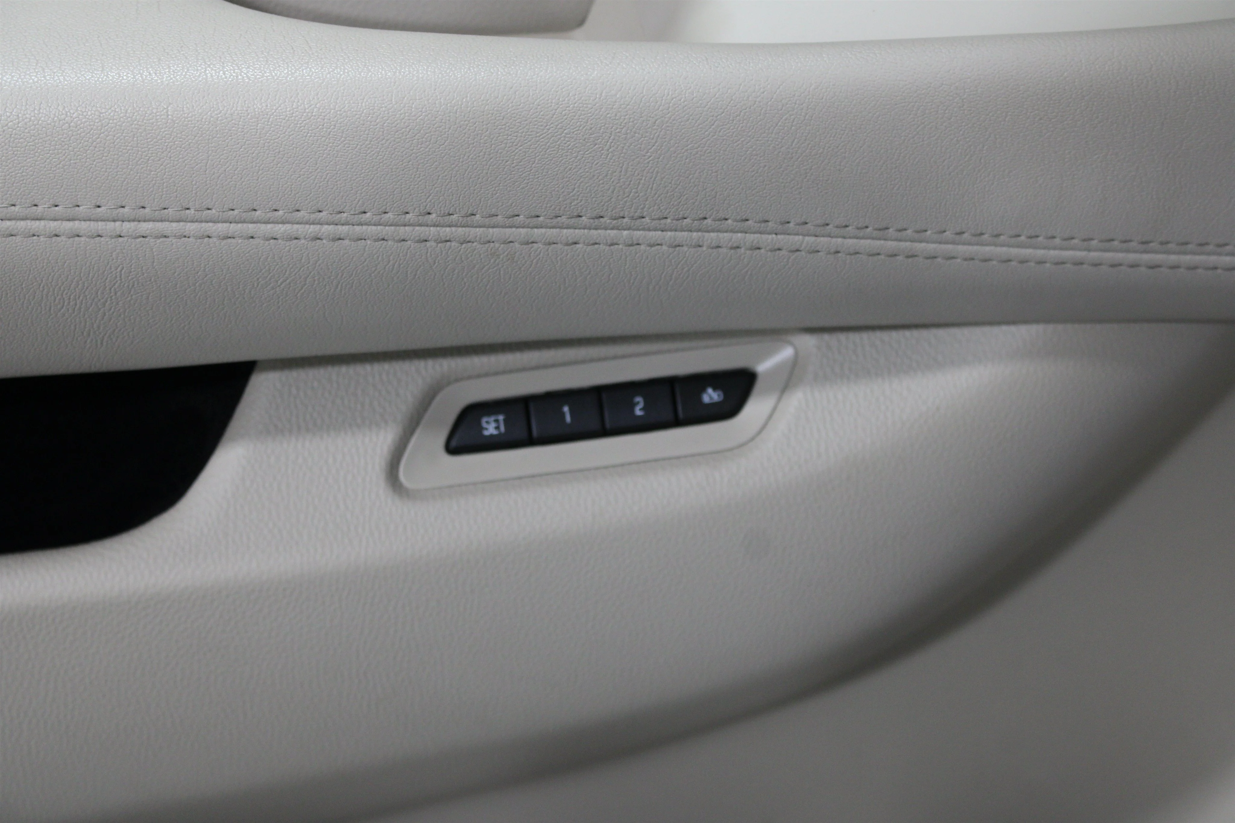 2016 Cadillac Escalade Luxury - Photo 8