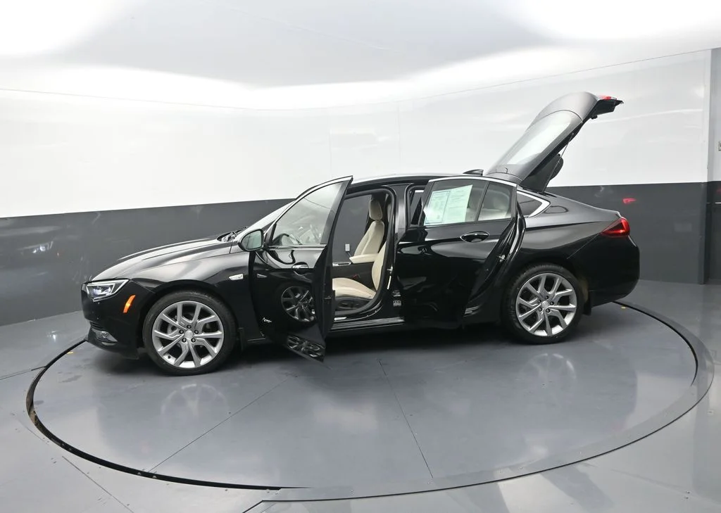 Used 2019 Black Buick Avenir image 34