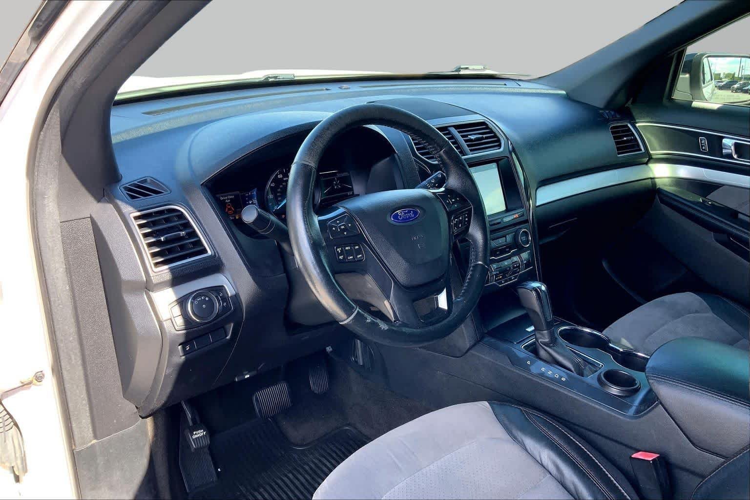 Used 2017 White Platinum Metallic Tri-Coat Ford XLT image 18