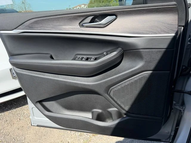 New 2026 Silver Zynith Exterior Paint Jeep Altitude image 13