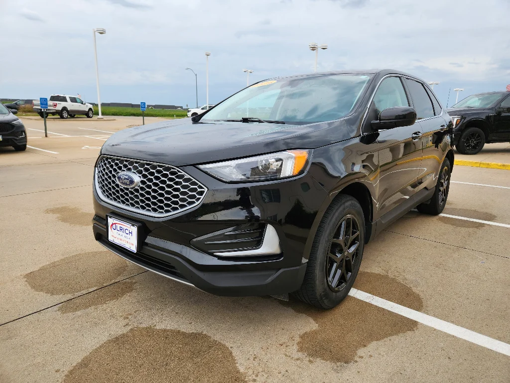 Used 2024 Agate Black Metallic Ford SEL image 4