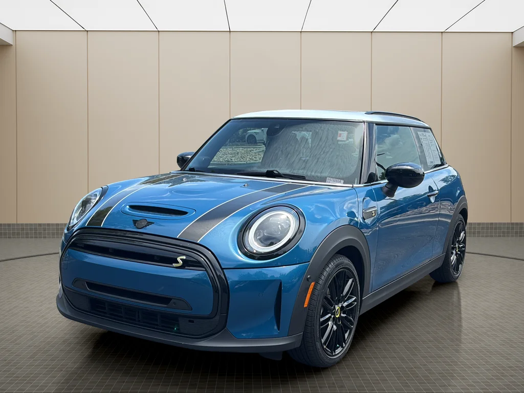 2023 MINI Hardtop Cooper SE's photo