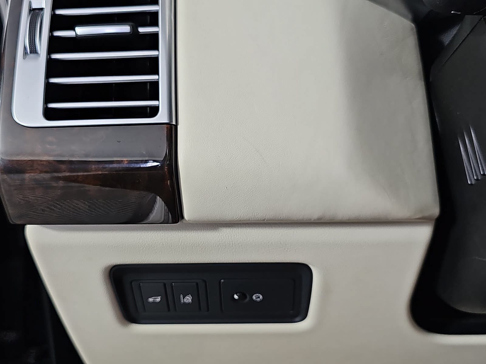 Used 2017 Black Land Rover 5.0L V8 Supercharged image 26