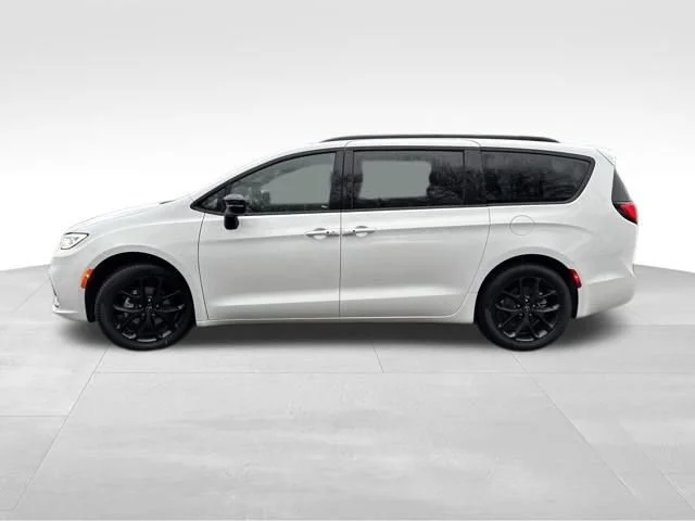 New 2026 Bright White Clear-Coat Exterior Paint Chrysler Select image 4
