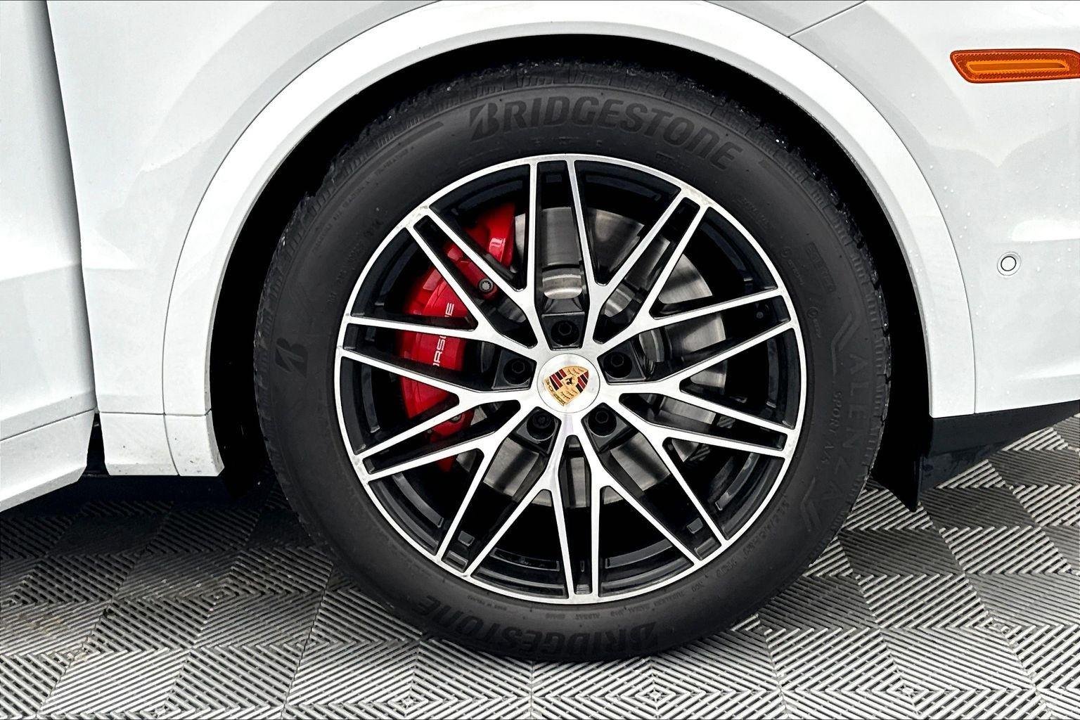 Used 2025 White Porsche S E-Hybrid image 34