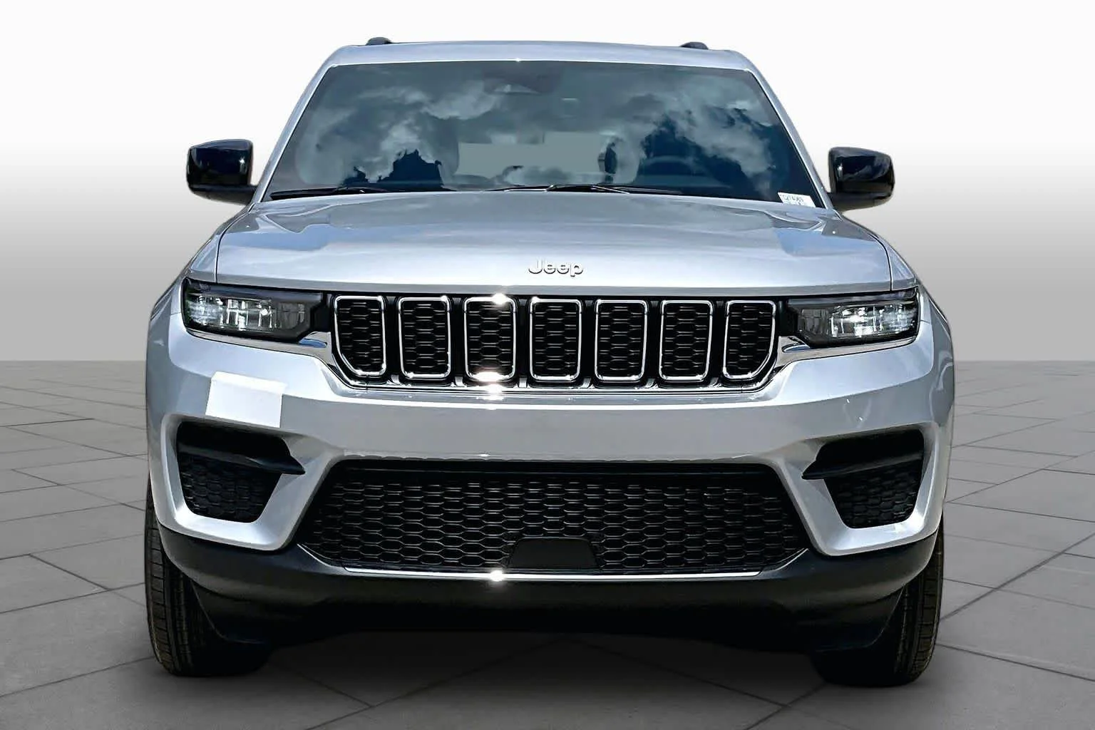 New 2026 Silver Zynith Exterior Paint Jeep Laredo image 3