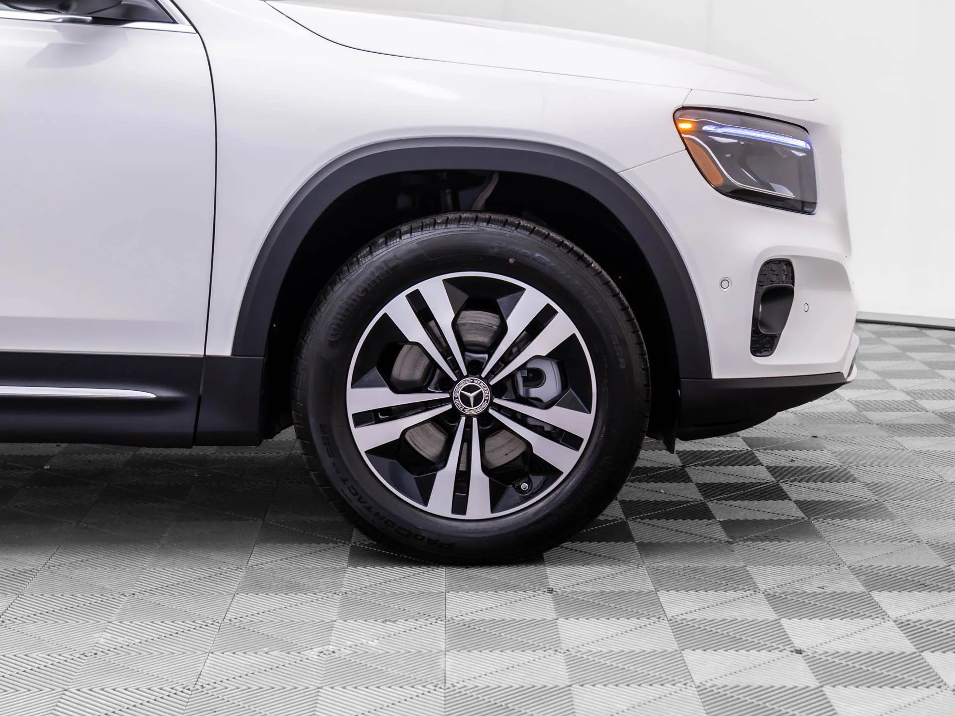 New 2026 White Mercedes-Benz GLB 250 image 37