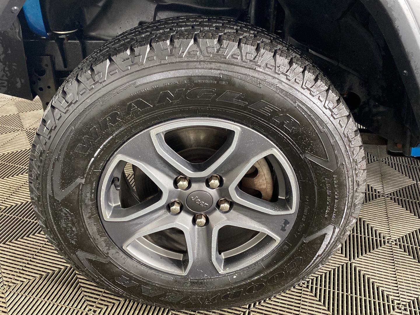 Used 2019 Bikini Pearlcoat Jeep Sport S image 24