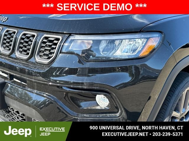 New 2025 Diamond Black Crystal Pearl-Coat Exterior Paint Jeep Limited image 7