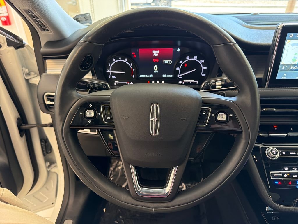 Used 2022 White Lincoln Standard image 24