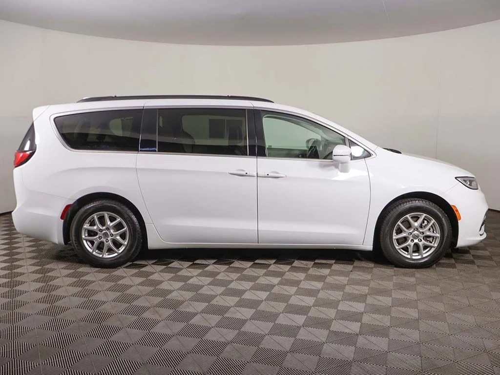 Used 2022 Bright White Clearcoat Chrysler Touring L image 18