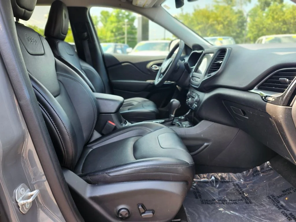Used 2023 Gray Jeep Altitude image 11