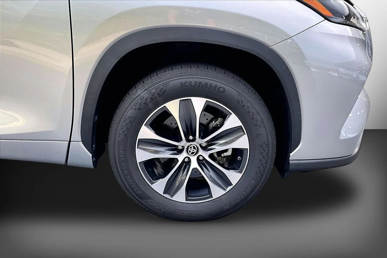 Used 2021 Silver Toyota XLE image 33