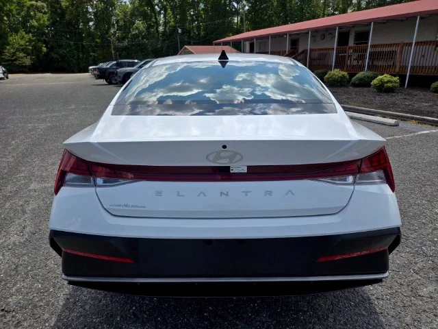 Used 2025 White Hyundai SEL Convenience image 7