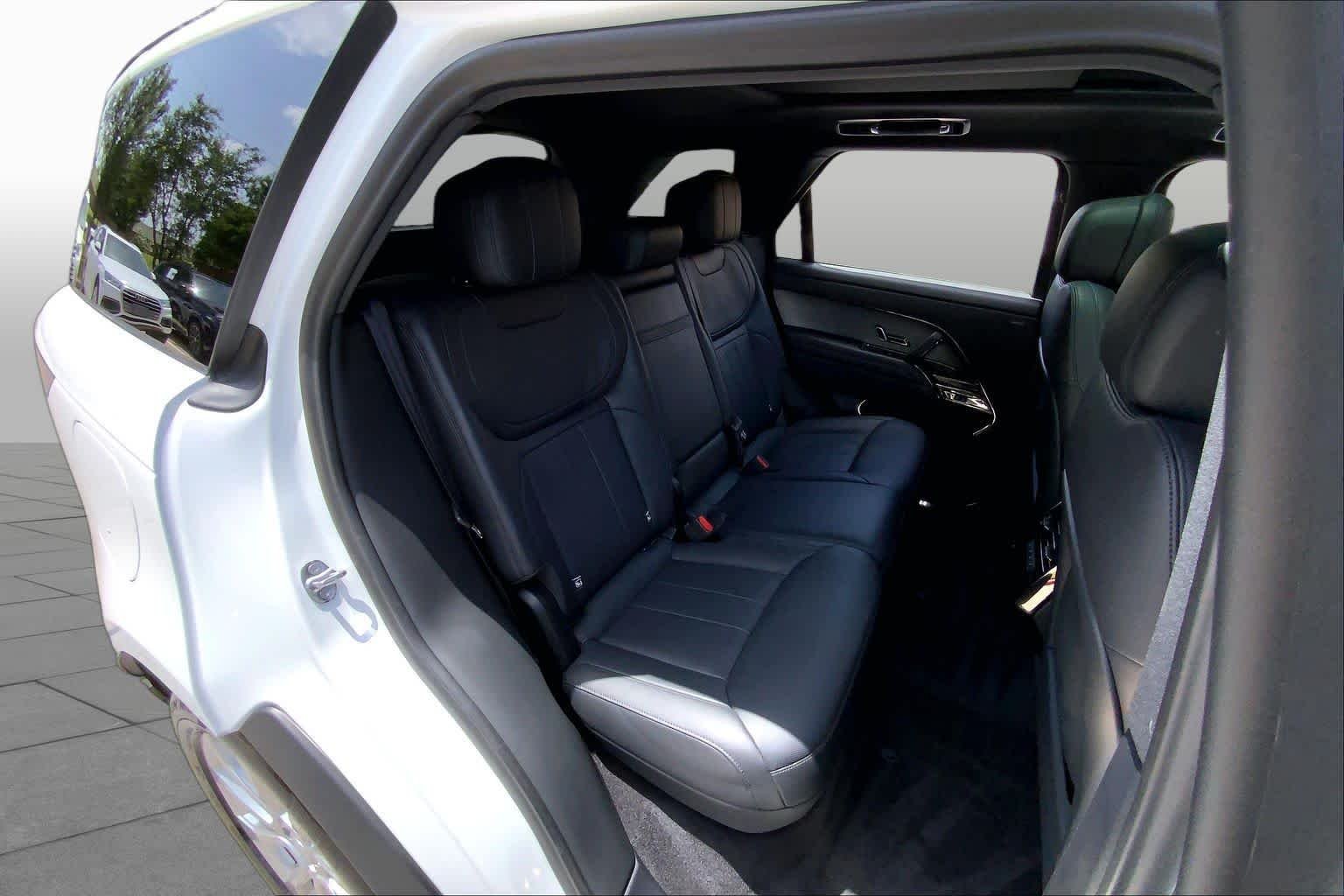 Used 2025 Fuji White Land Rover SE image 21