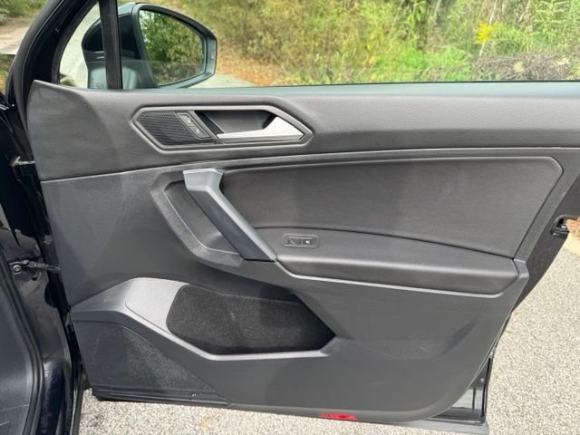 Used 2019 Deep Black Volkswagen 2.0T SE image 18