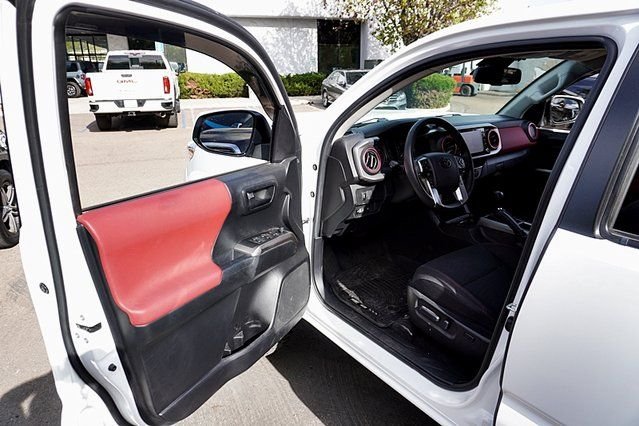 Used 2022 White Toyota SR5 image 32