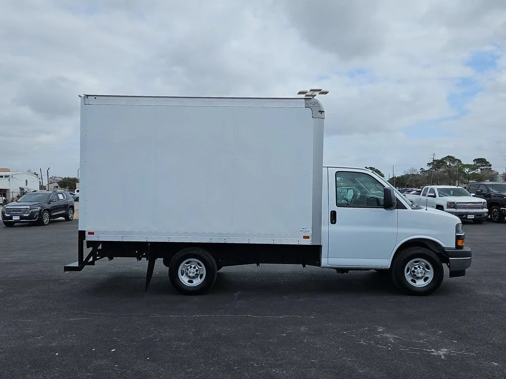 New 2025 Summit White Chevrolet 1WT image 20