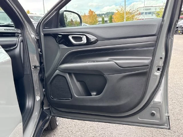 New 2026 Sting-Gray Clearcoat Jeep Latitude image 24