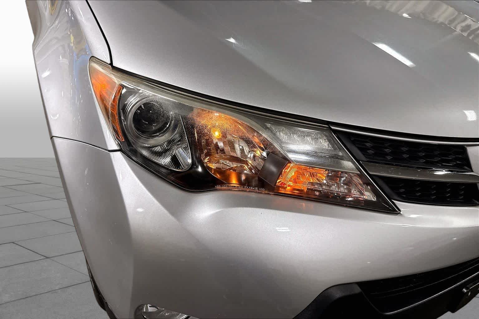 Used 2015 Classic Silver Metallic Toyota XLE image 28