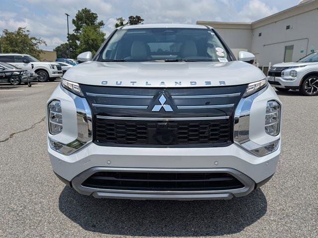 Used 2025 White Diamond Mitsubishi SE image 18