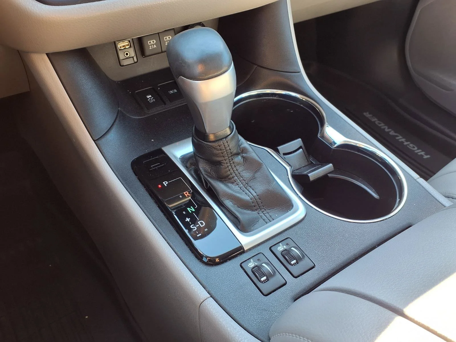 Certified Used 2018 Predawn Gray Mica Toyota XLE image 13