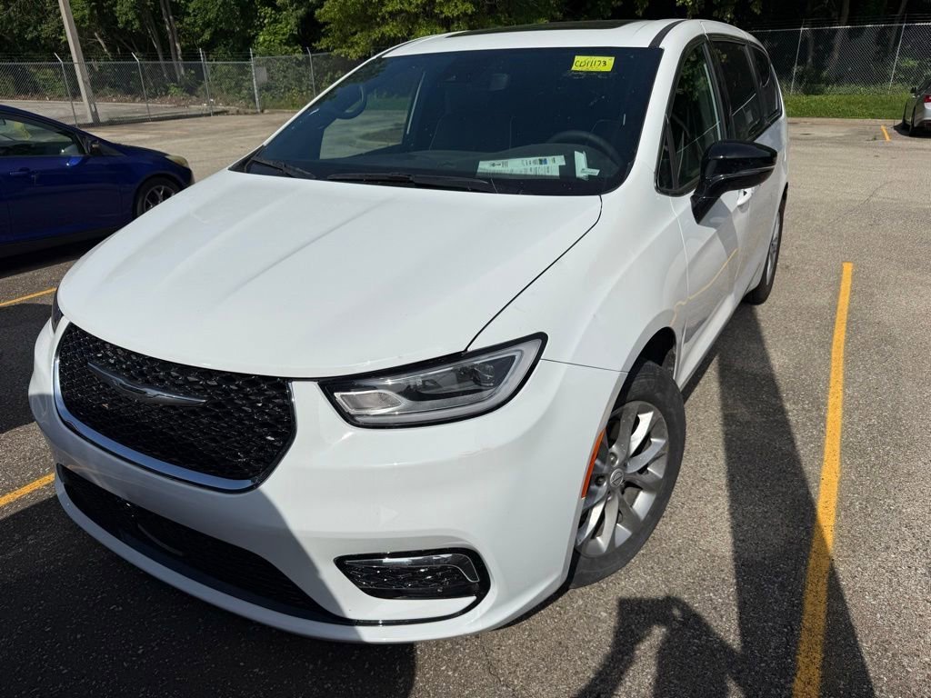 2026 Chrysler Pacifica Limited's photo