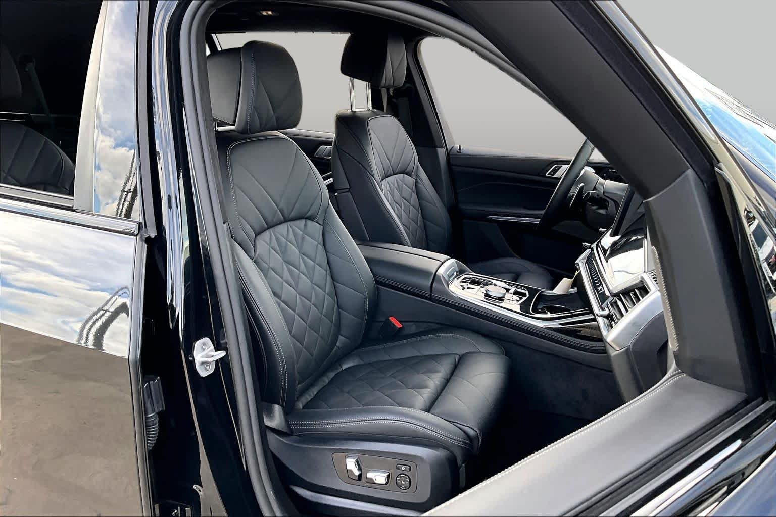 Used 2025 Black Sapphire Metallic BMW xDrive40i image 9