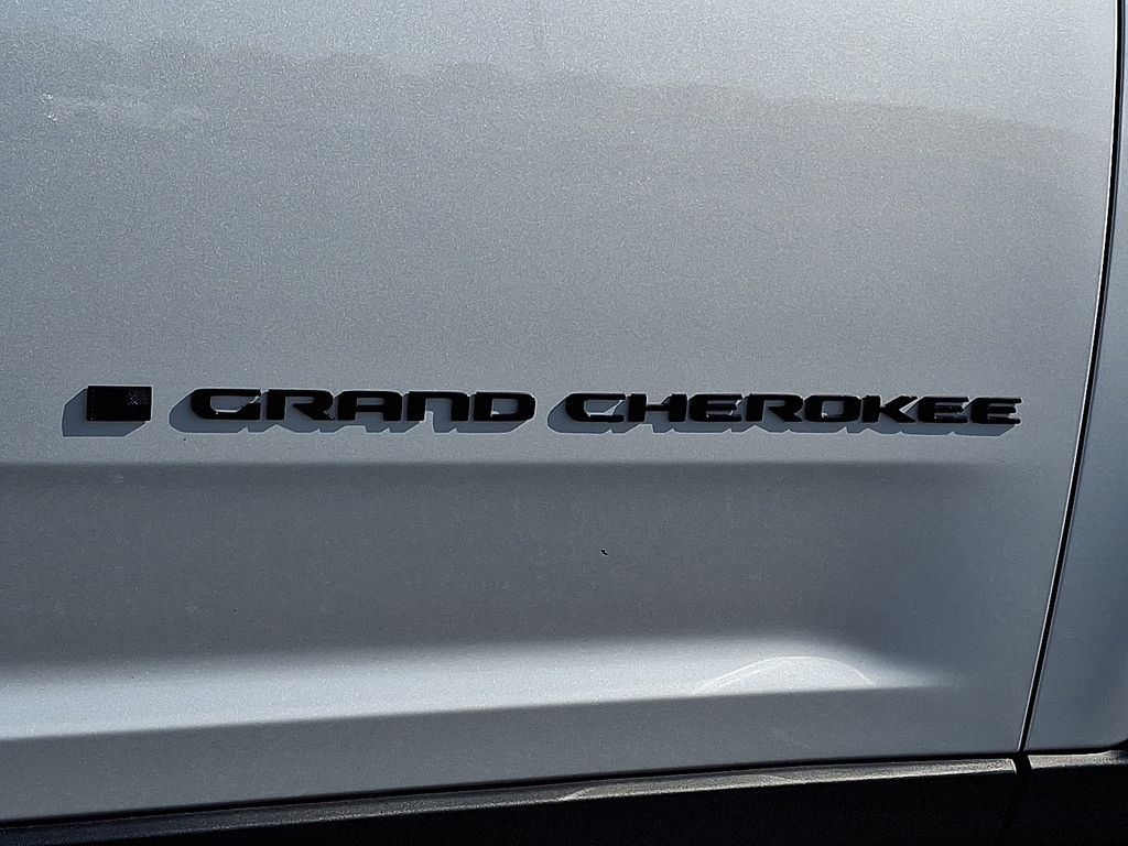 Used 2023 Silver Jeep Altitude X image 29