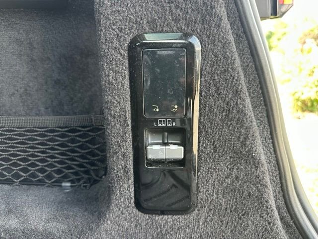 Used 2024 White Land Rover SE image 47