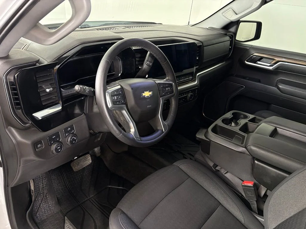 Used 2022 White Chevrolet LT image 18