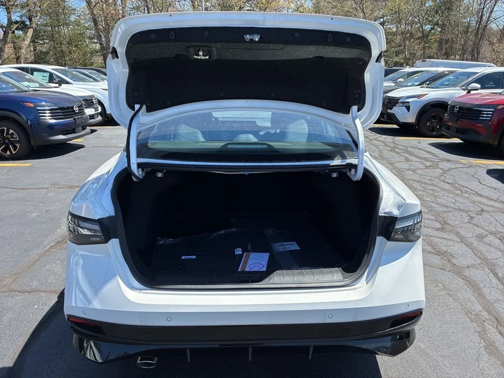 New 2026 Aspen White TriCoat / Super Black Two-tone Nissan SR image 13