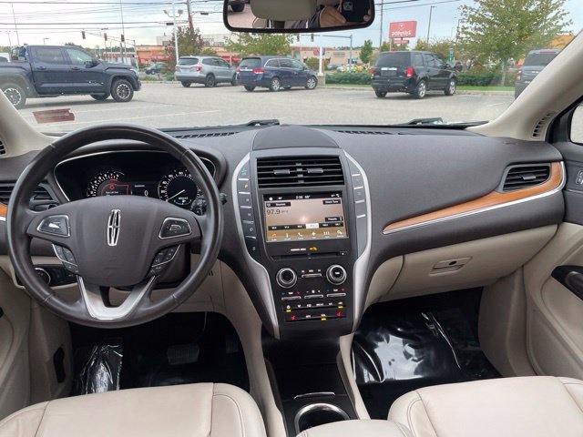 Used 2017 White Gold Metallic Lincoln Select image 16
