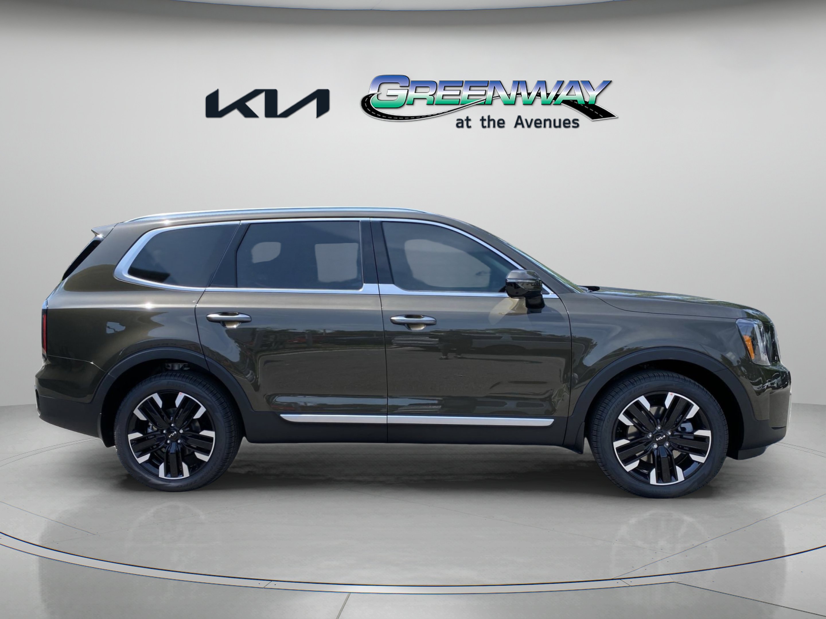 Certified Used 2025 Dark Moss Kia SX image 5